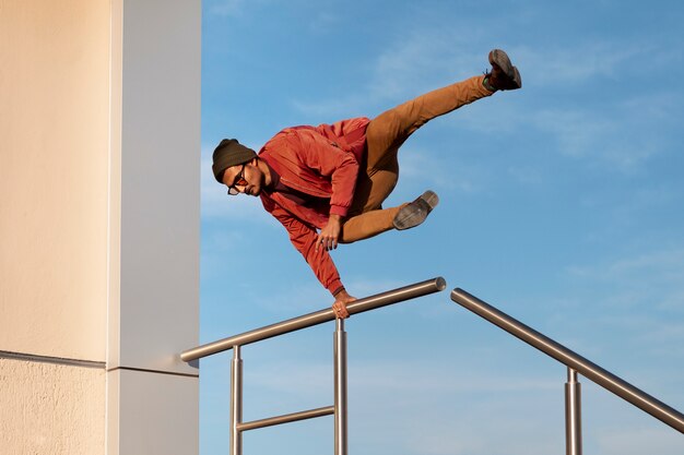 Homem pulando enquanto faz parkour