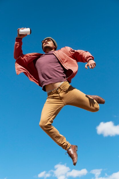 Homem pulando enquanto faz parkour
