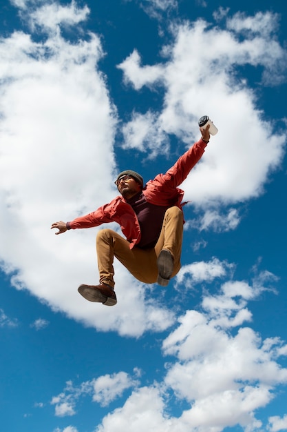 Homem pulando enquanto faz parkour