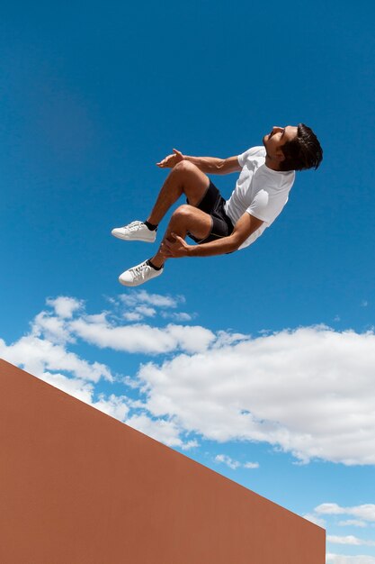 Homem pulando enquanto faz parkour