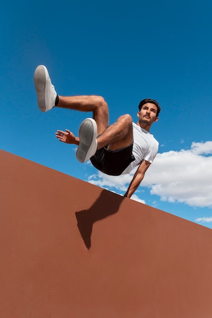 Homem pulando enquanto faz parkour