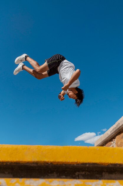 Homem pulando enquanto faz parkour