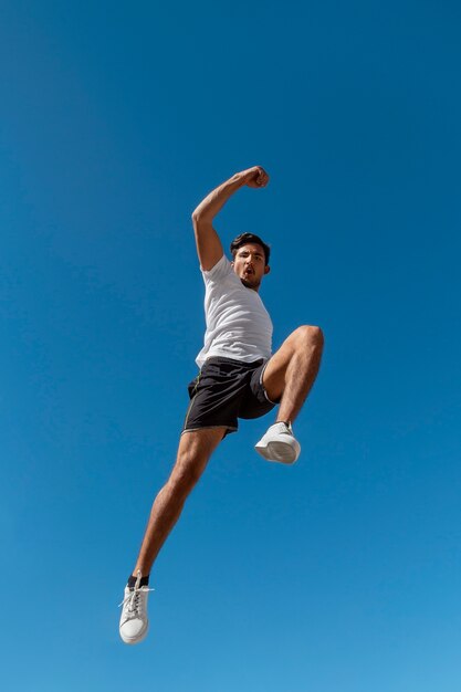 Homem pulando enquanto faz parkour