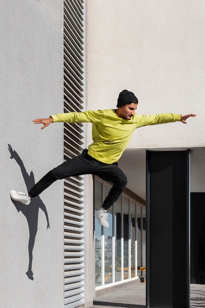 Homem pulando enquanto faz parkour