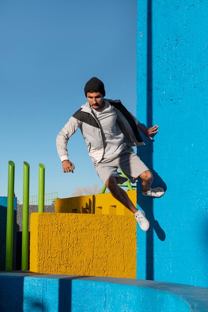 Homem pulando enquanto faz parkour