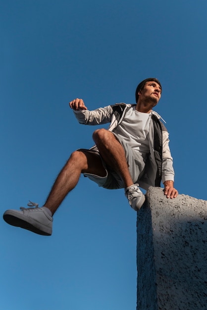 Homem pulando enquanto faz parkour