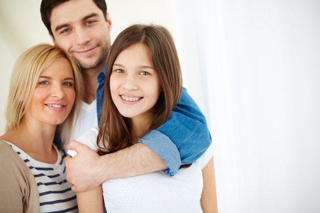 Foto grátis homem que abraça sua família