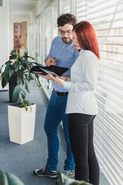 Homem que ajuda o colega de trabalho no trabalho