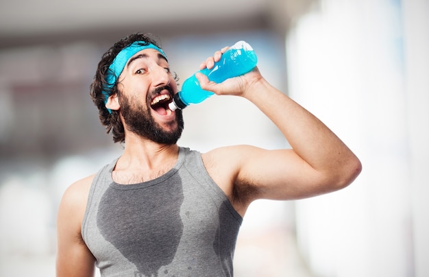 Foto grátis homem que bebe uma bebida energética