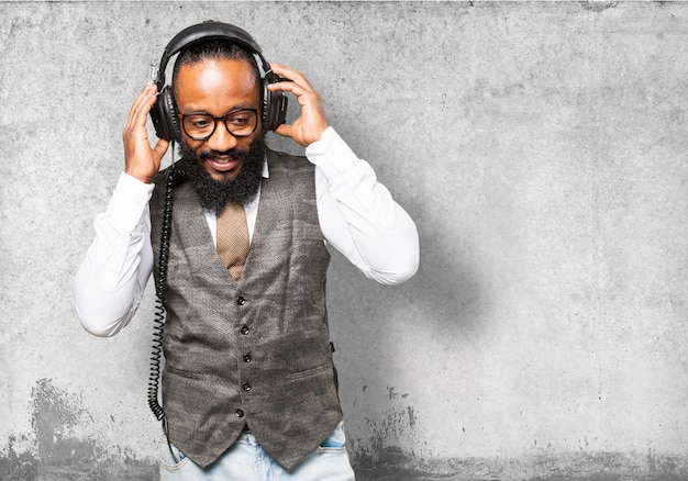 Foto grátis homem que escuta a música com auscultadores