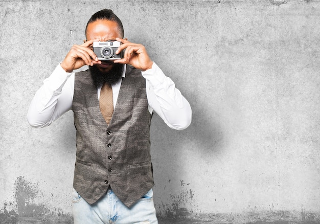 Homem que faz uma foto com uma câmera velha