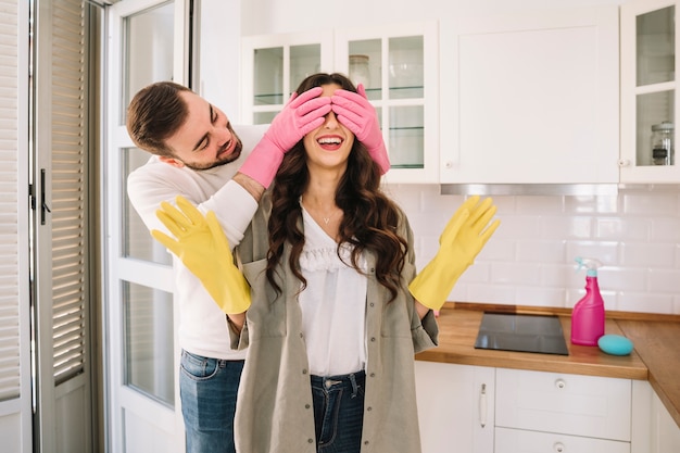 Foto grátis homem que fecha os olhos de mulher enquanto limpa