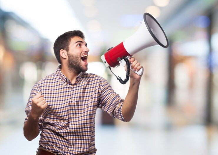 Foto grátis homem que grita no megafone