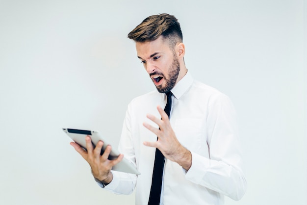 Homem que grita para um tablet