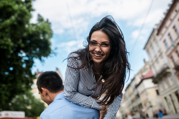 Foto grátis homem que levanta menina encantadora nos ombros