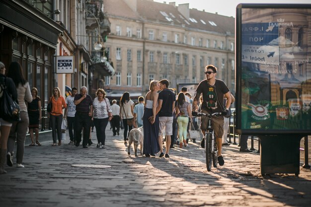 Homem que monta sua bicicleta na rua