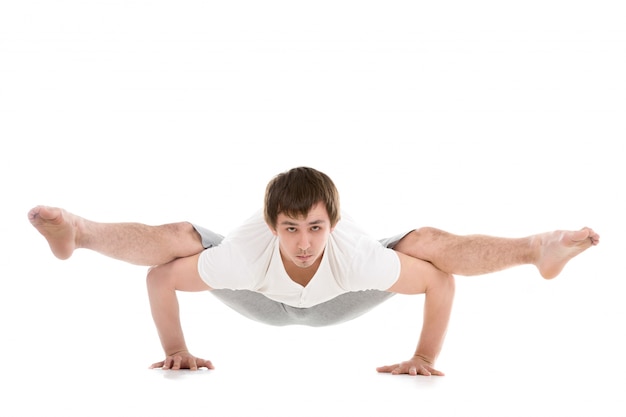 Foto grátis homem que mostra uma postura de yoga