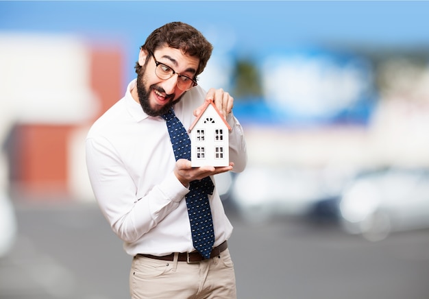 Foto grátis homem que procura uma pequena casa