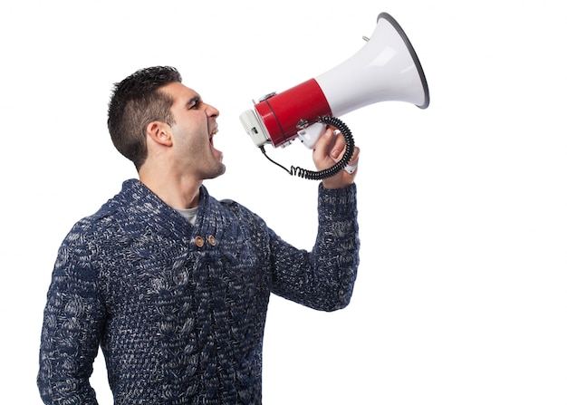 Homem que shouting através de um megafone