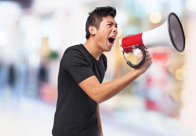 Homem que shouting através de um megafone