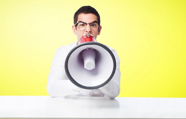 Homem que shouting através de um megafone