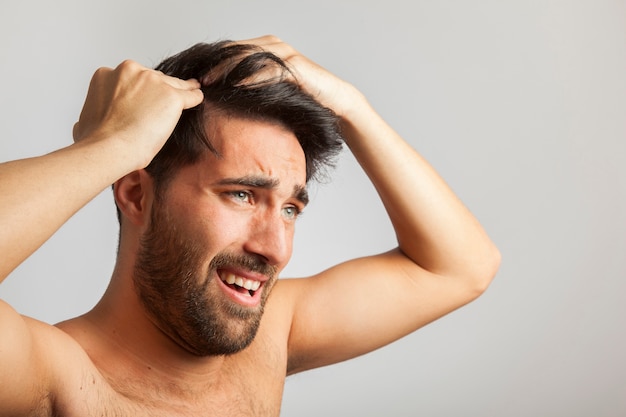 Homem que sofre de cabeça ardida