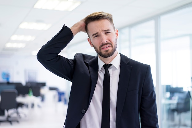 Homem que toca em seu cabelo