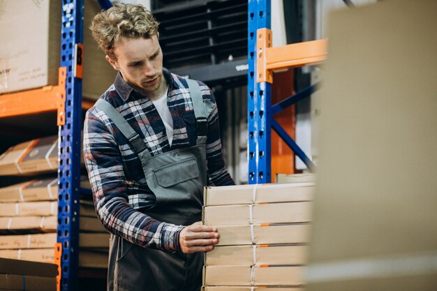 Homem que trabalha em uma fábrica de papelão