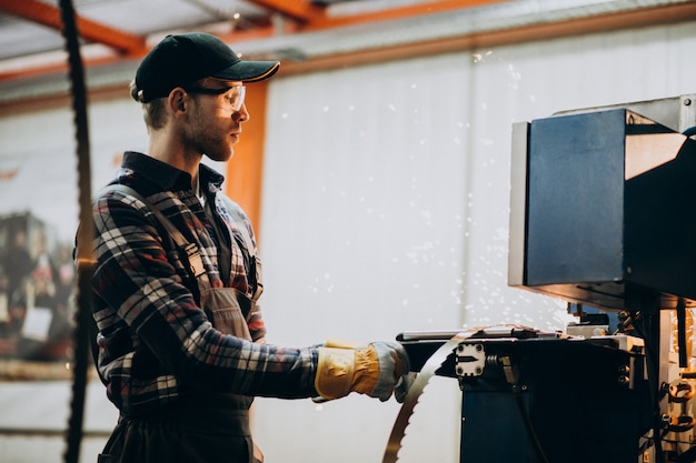 Homem que trabalha na fábrica de aço e equipamentos para produção de aço