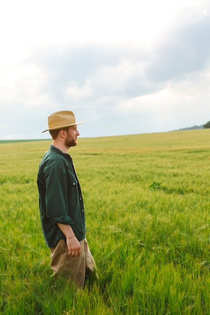 Foto grátis homem que vive no campo