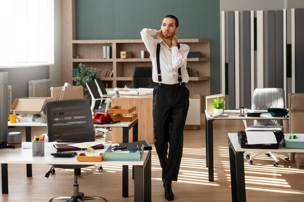 Homem realizando dança da moda dentro de casa