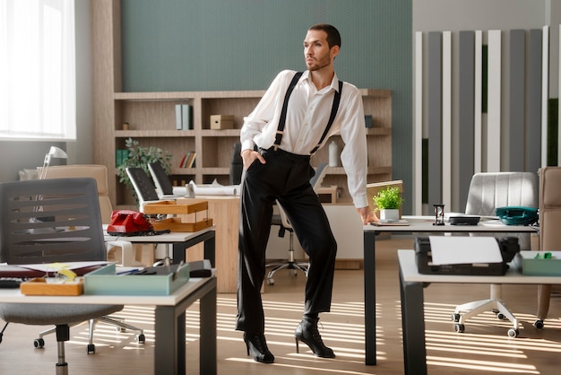 Homem realizando dança da moda dentro de casa