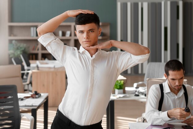 Homem realizando dança da moda dentro de casa