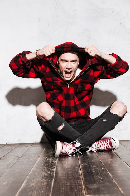 Foto grátis homem rebelde gritando em camisa xadrez