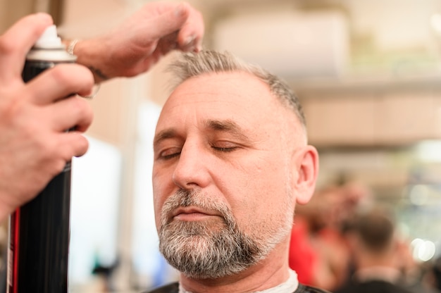 Homem recebendo seu penteado