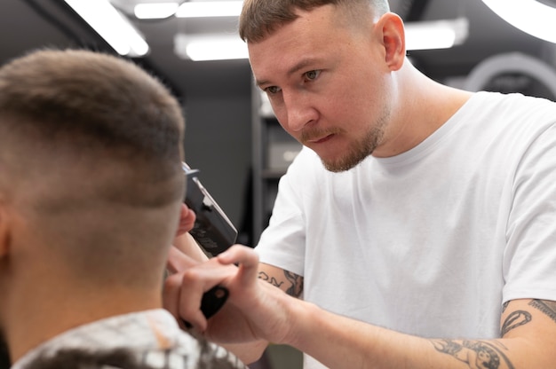 Homem recebendo um novo visual na barbearia