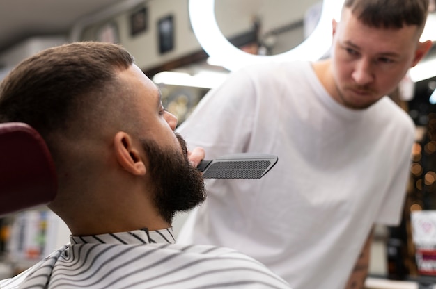 Foto grátis homem recebendo um novo visual na barbearia