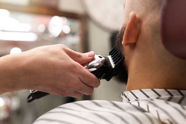 Homem recebendo um novo visual na barbearia