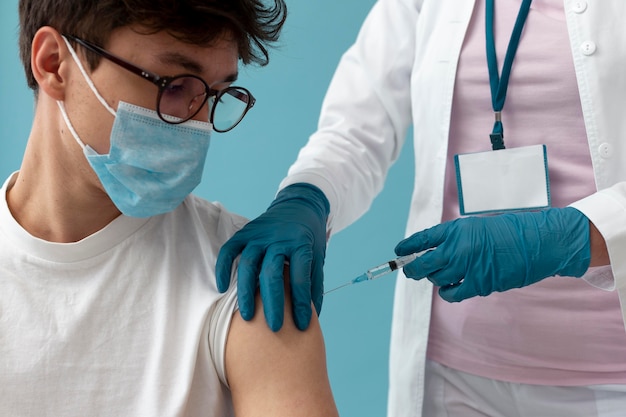 Homem recebendo vacina de perto