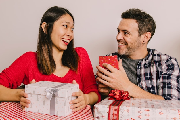 Foto grátis homem regalando algo a mulher feliz