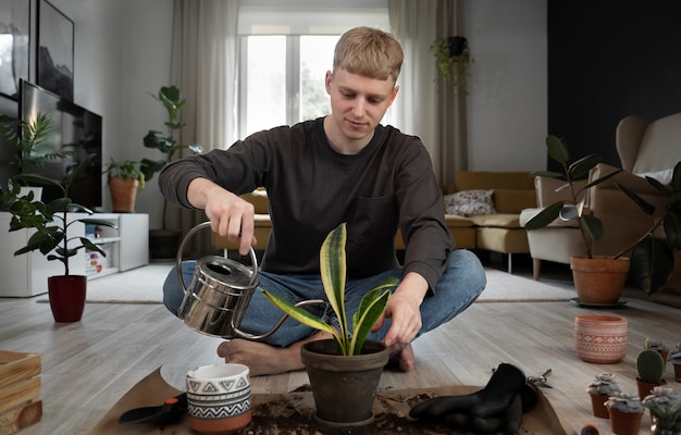 Homem regando a planta completa