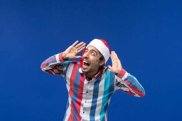 Homem regular de vista frontal com expressão de medo, feriado natal Papai Noel