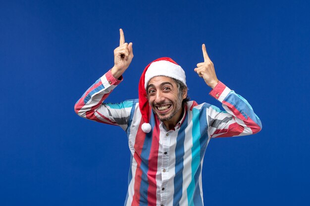 Homem regular de vista frontal com expressão sorridente, feriado, natal, papai noel