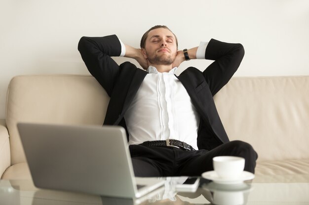 Homem relaxando depois de completar um trabalho importante