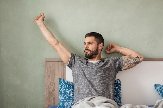 Foto grátis homem, relaxante, em, seu, cama