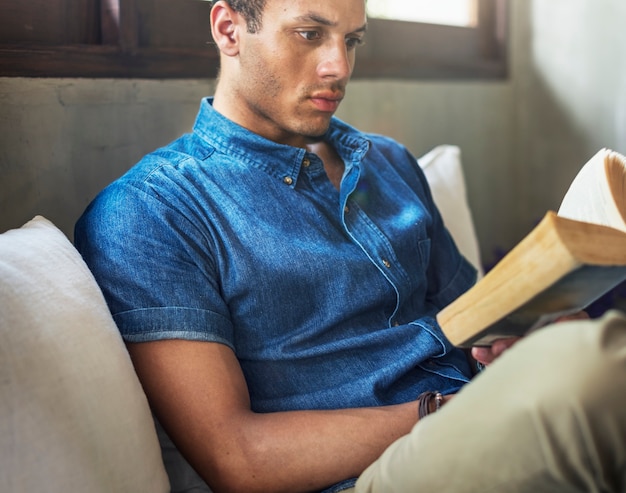 Foto grátis homem, relaxante, livro