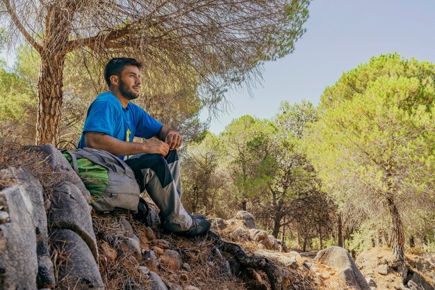 Homem relaxante na floresta