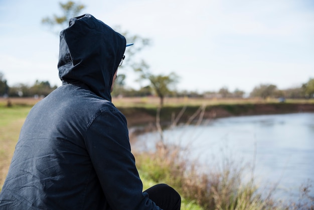 Homem, relaxante, por, a, lado lago, vista