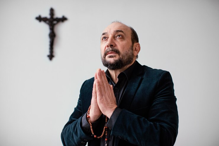 Foto grátis homem religioso rezando em casa