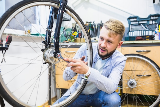 Homem, reparar, bicicleta, pneu, com, chave